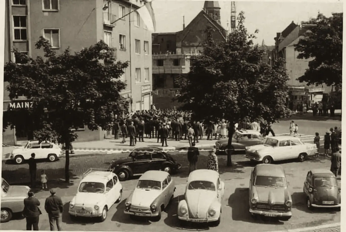 Black-and-white photo of cars parked on the island, 1958